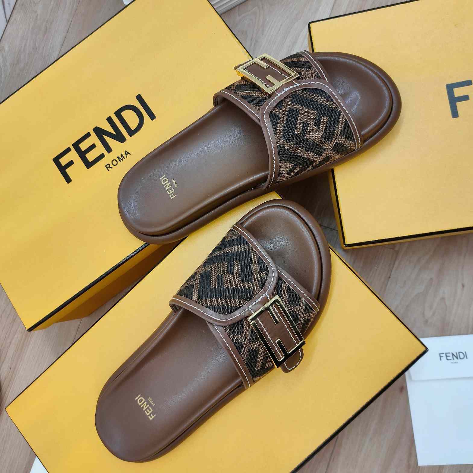 Fendi Feel Brown Stoff-Slides - EUR FASHION