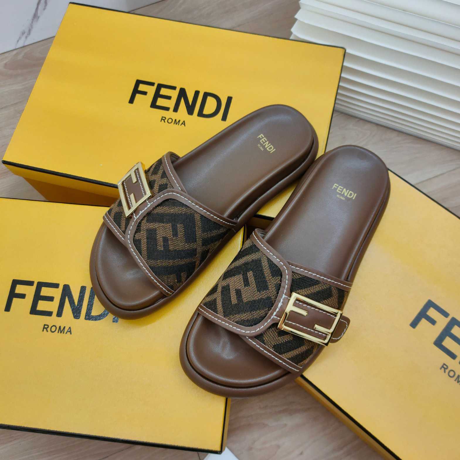 Fendi Feel Brown Stoff-Slides - EUR FASHION