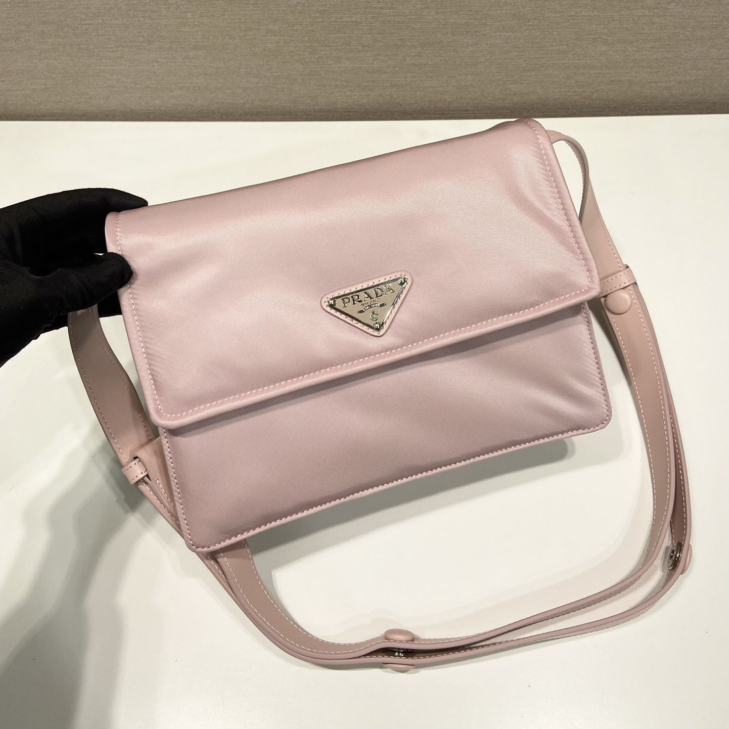 Kleine gepolsterte Prada-Umhängetasche aus Re-Nylon - EUR FASHION