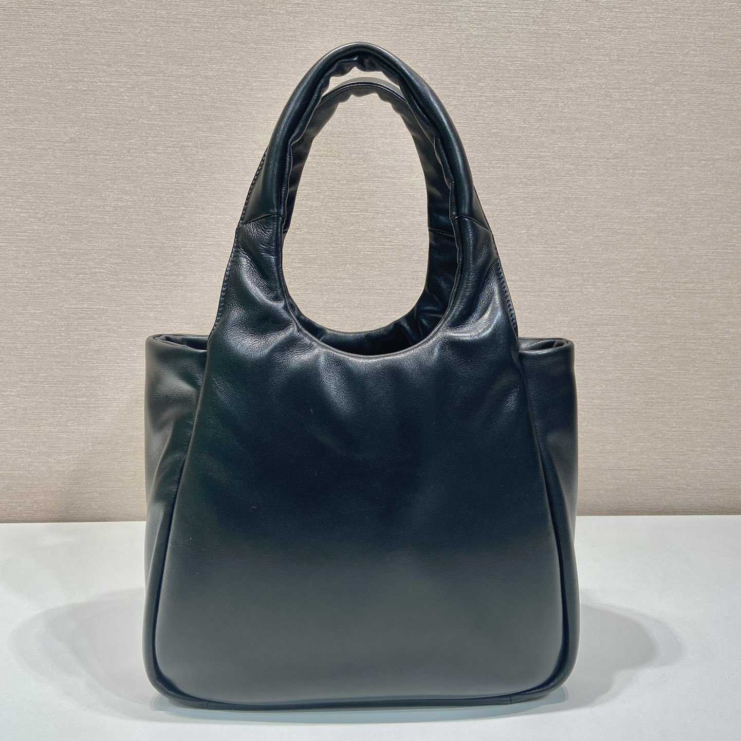 Prada Mittelgroße gepolsterte Prada-Tasche aus weichem Nappaleder - EUR FASHION