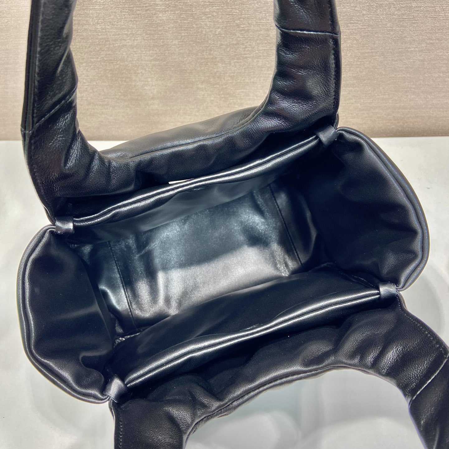 Prada Mittelgroße gepolsterte Prada-Tasche aus weichem Nappaleder - EUR FASHION