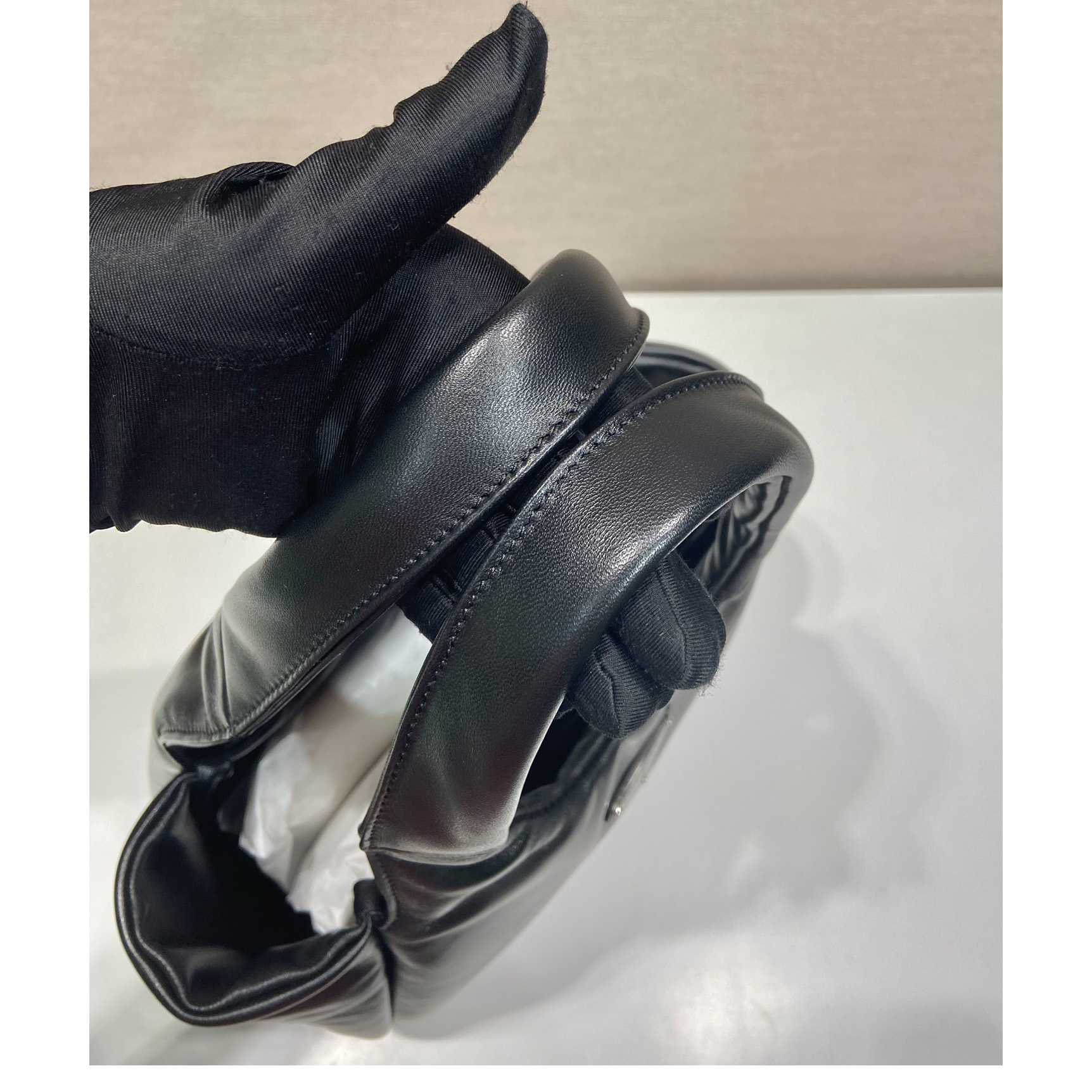 Prada Mittelgroße gepolsterte Prada-Tasche aus weichem Nappaleder - EUR FASHION