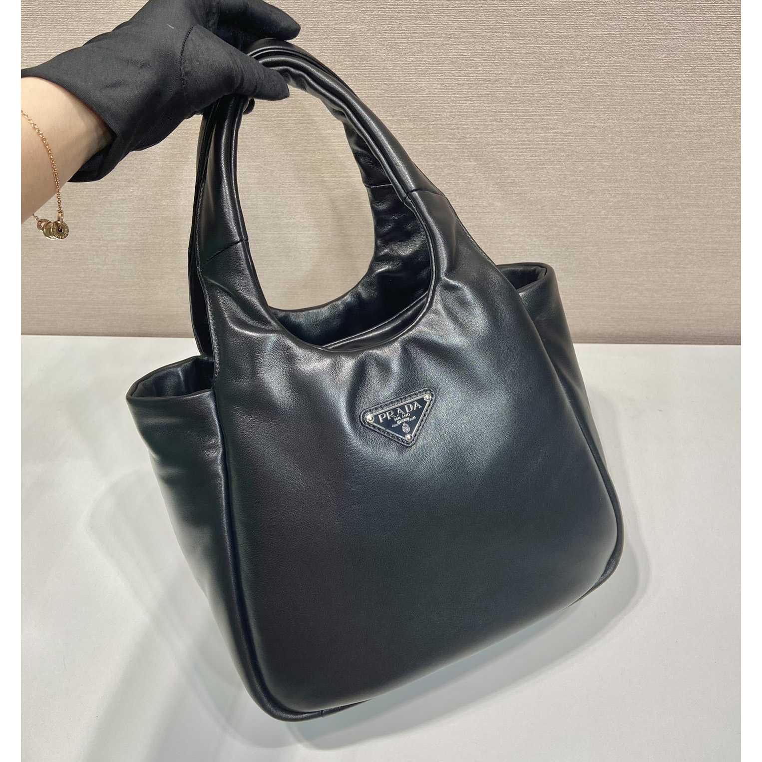 Prada Mittelgroße gepolsterte Prada-Tasche aus weichem Nappaleder - EUR FASHION