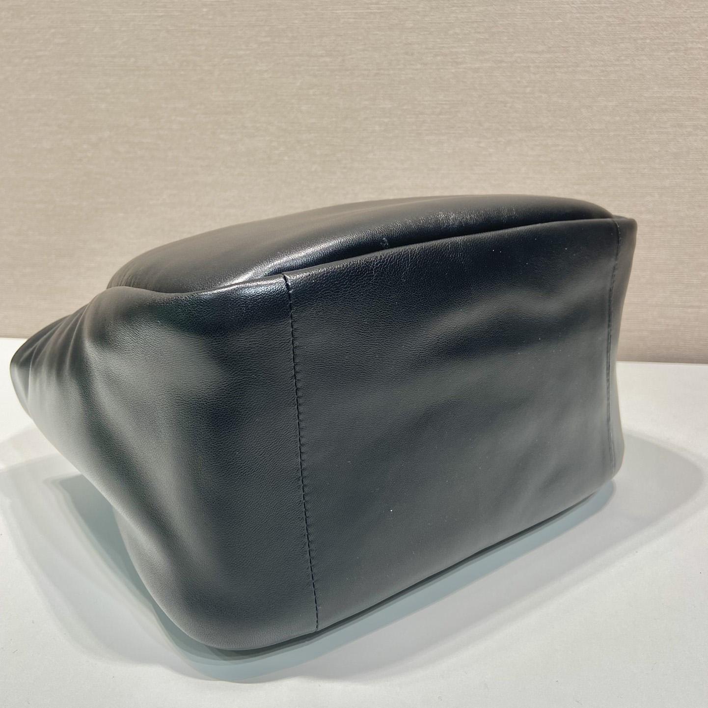Prada Mittelgroße gepolsterte Prada-Tasche aus weichem Nappaleder - EUR FASHION