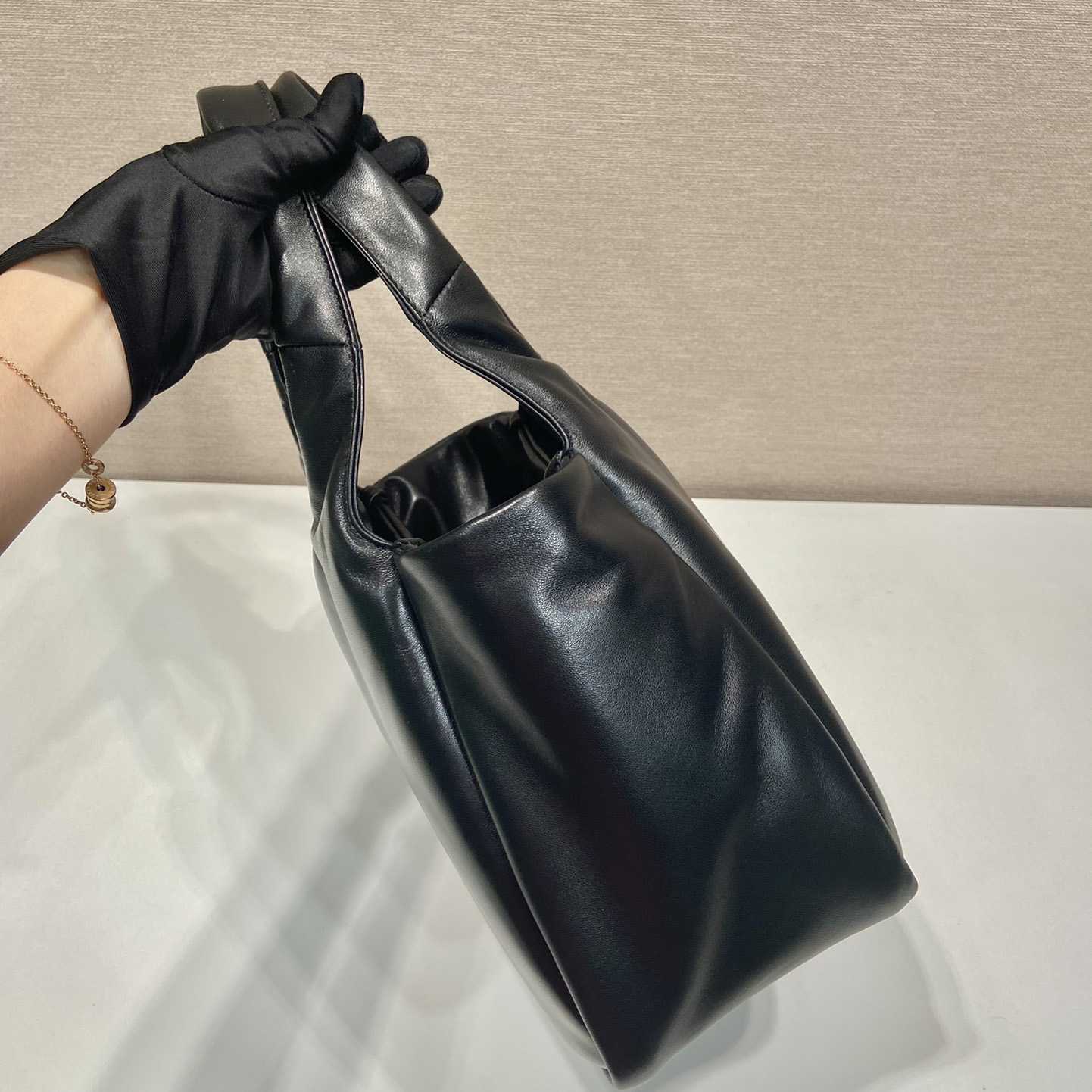 Prada Mittelgroße gepolsterte Prada-Tasche aus weichem Nappaleder - EUR FASHION