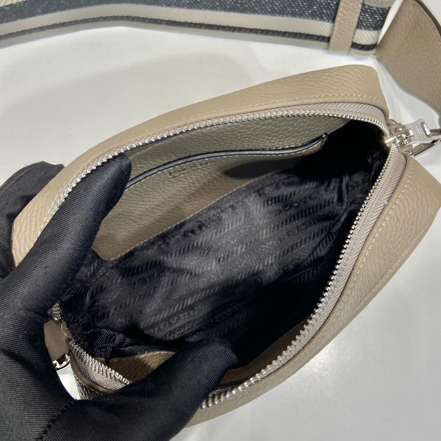 Kleine Prada-Ledertasche - EUR FASHION