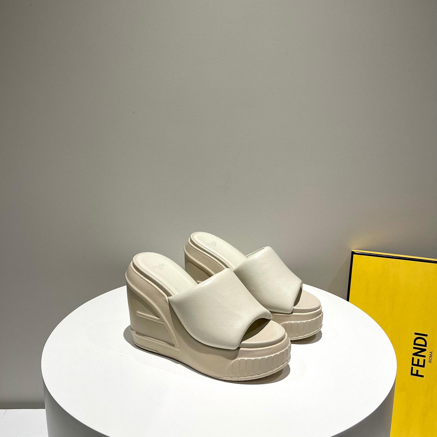 Fendi Fashion Show Beige Nappaleder-Slides - EUR FASHION