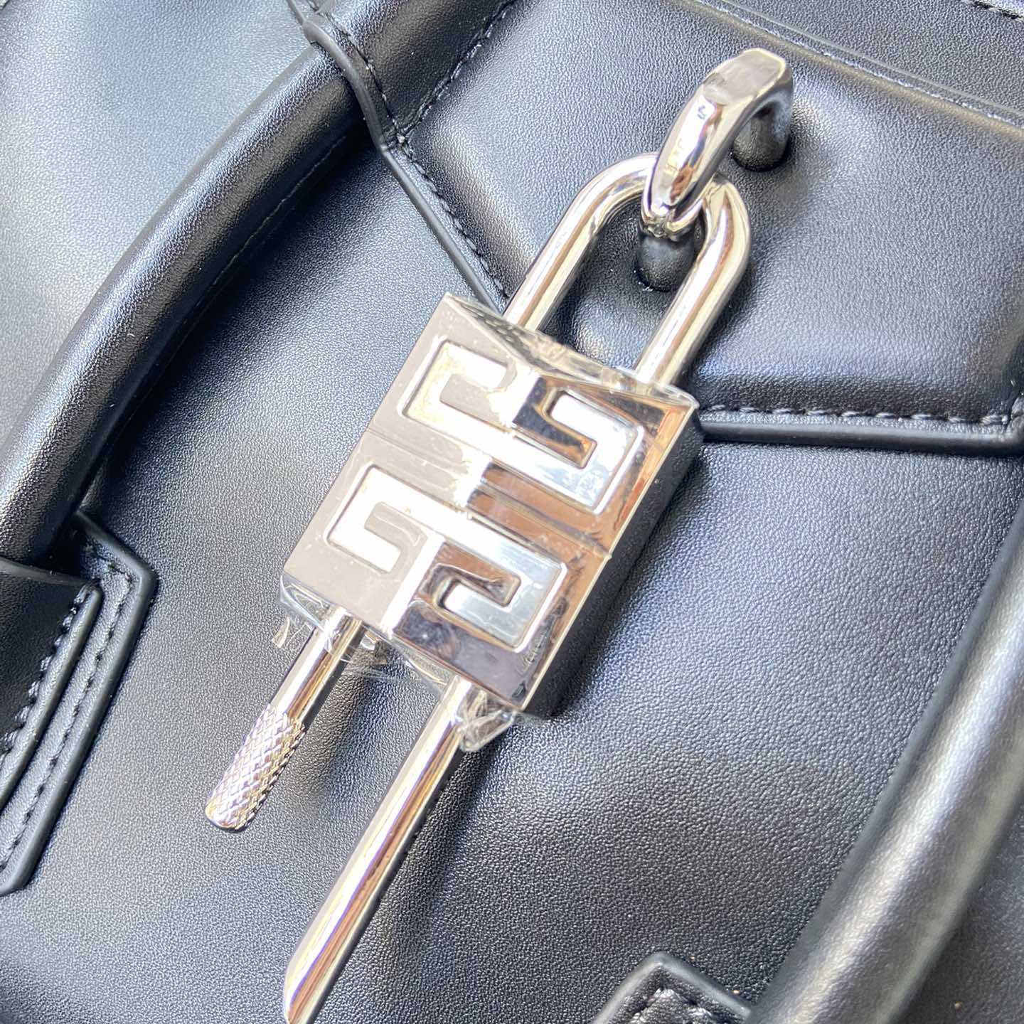 Givenchy Mini Antigona Lock Bag In Box Leder (23*27*13cm) - EUR FASHION