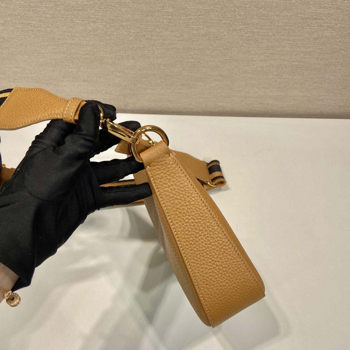 Umhängetasche aus Prada-Leder - EUR FASHION