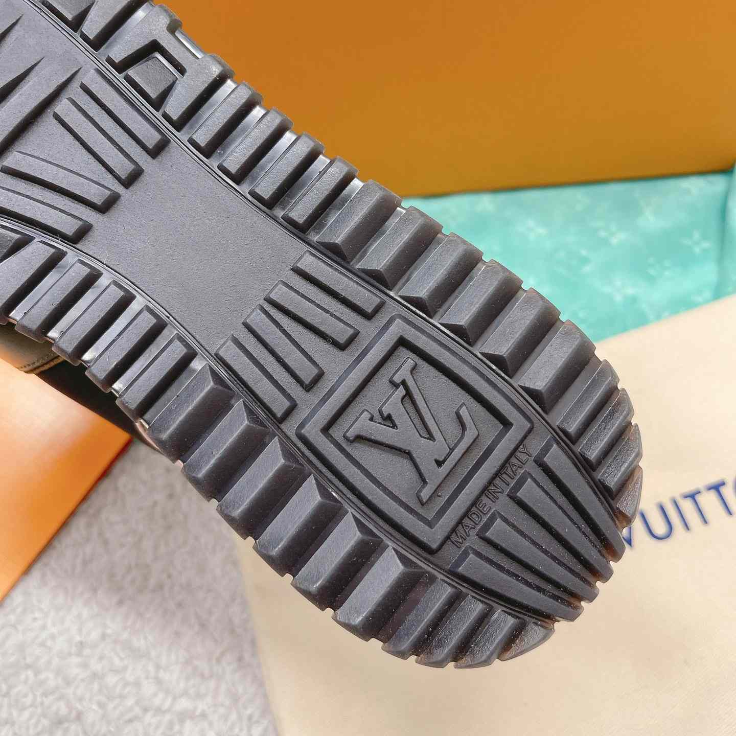 Louis Vuitton Run Away Sneaker (in britischer Größe) 1AAP4P - EUR FASHION