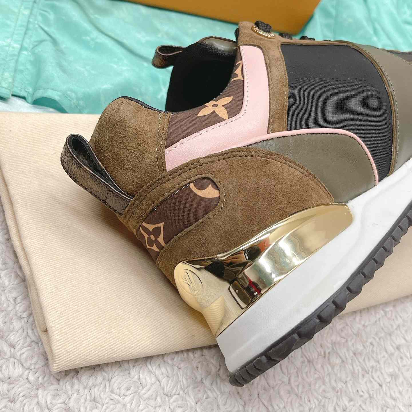 Louis Vuitton Run Away Sneaker (in britischer Größe) 1AAP4P - EUR FASHION