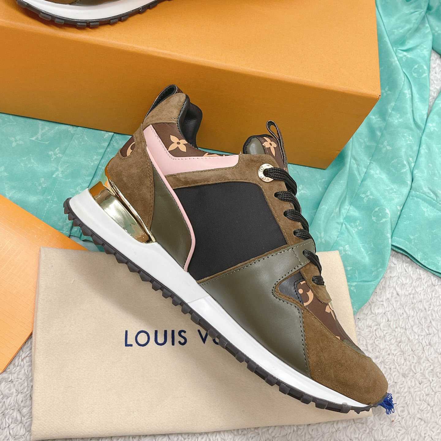 Louis Vuitton Run Away Sneaker (in britischer Größe) 1AAP4P - EUR FASHION