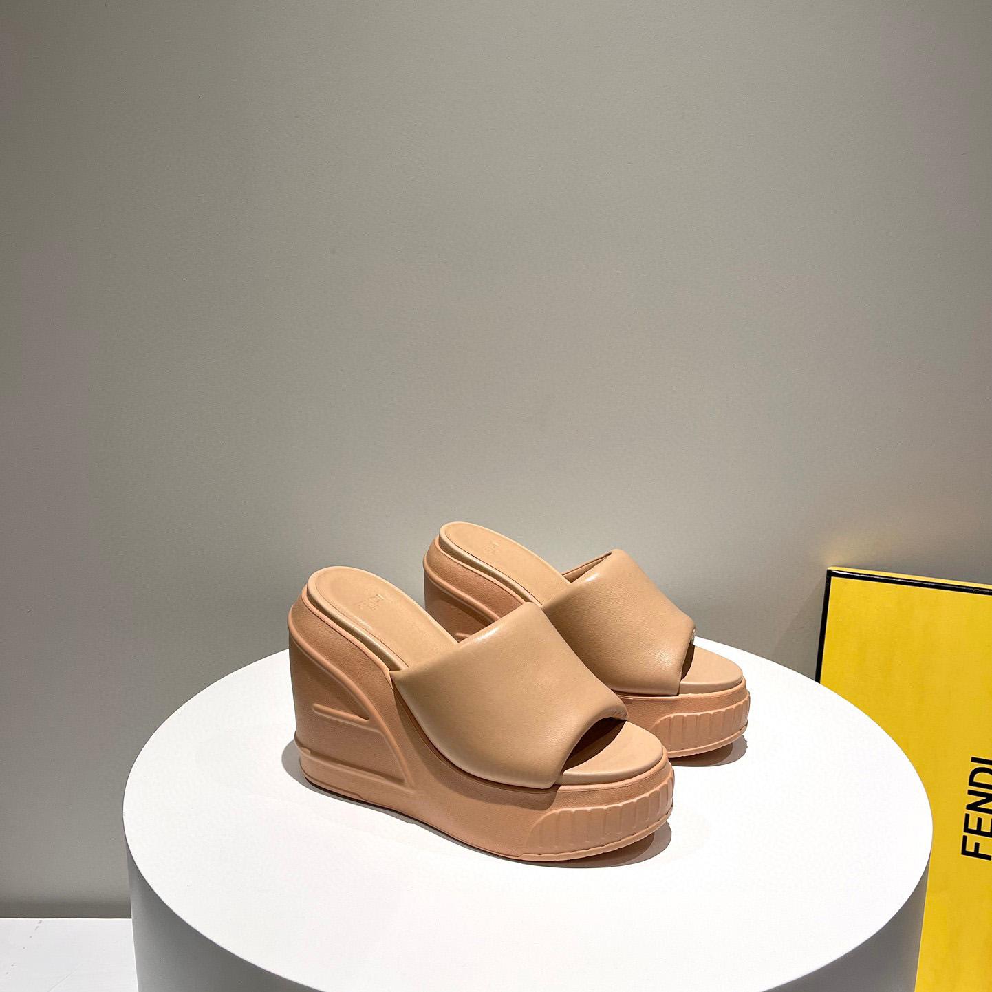 Fendi Fashion Show Beige Nappaleder-Slides - EUR FASHION