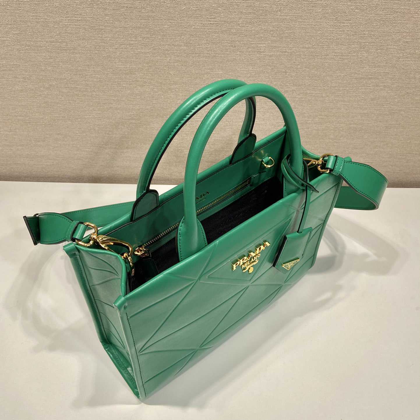 Prada – Kleine Ledertasche „Prada Symbole“ mit Steppnähten - EUR FASHION