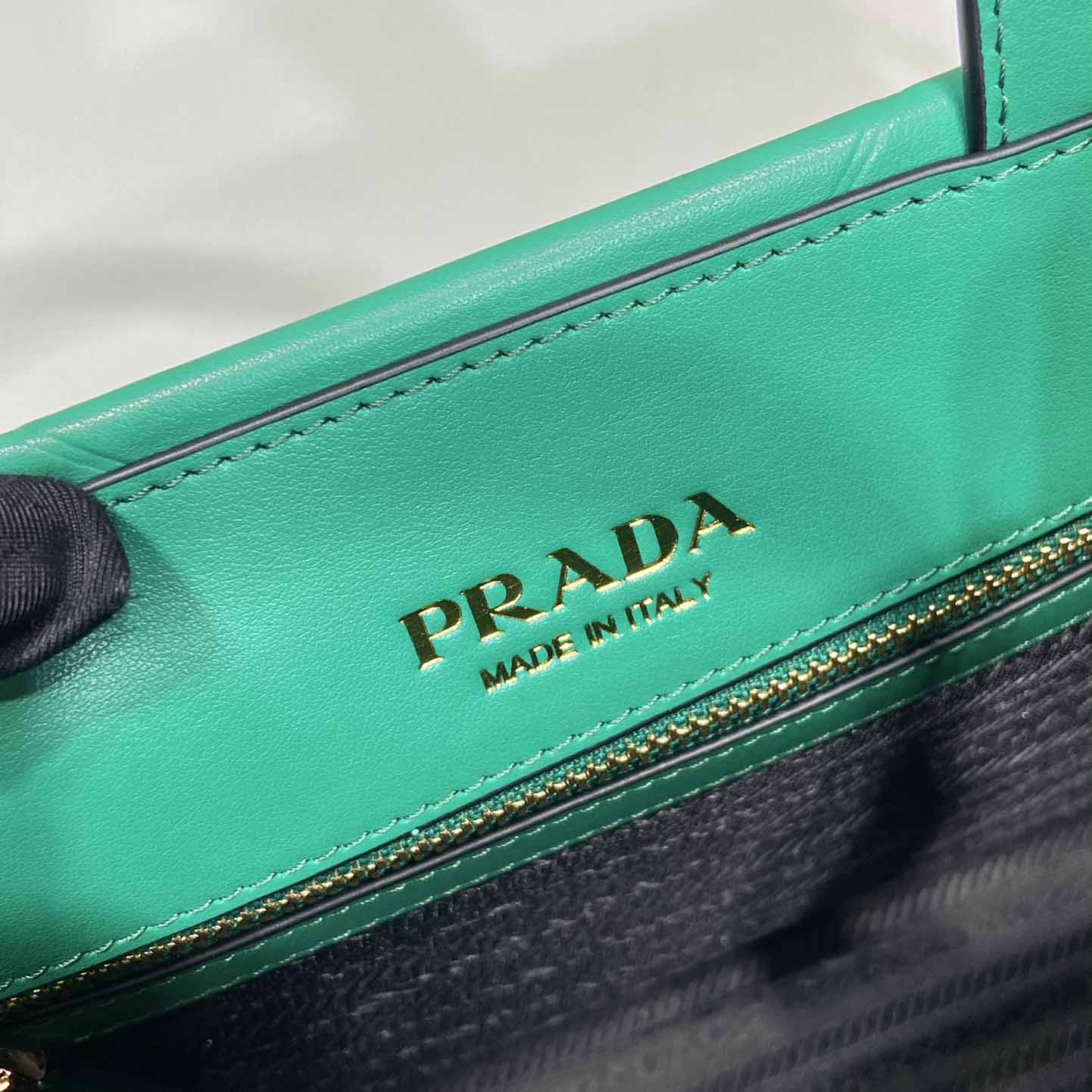 Prada – Kleine Ledertasche „Prada Symbole“ mit Steppnähten - EUR FASHION