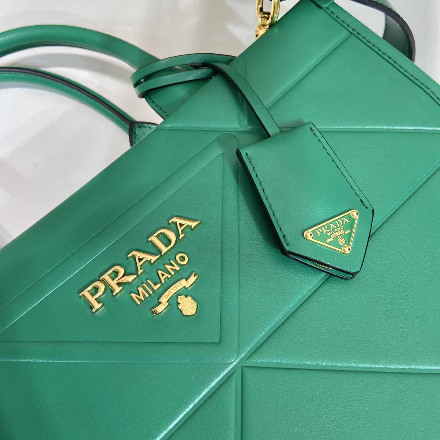 Prada – Kleine Ledertasche „Prada Symbole“ mit Steppnähten - EUR FASHION