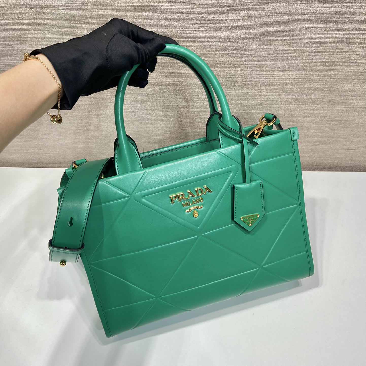 Prada – Kleine Ledertasche „Prada Symbole“ mit Steppnähten - EUR FASHION