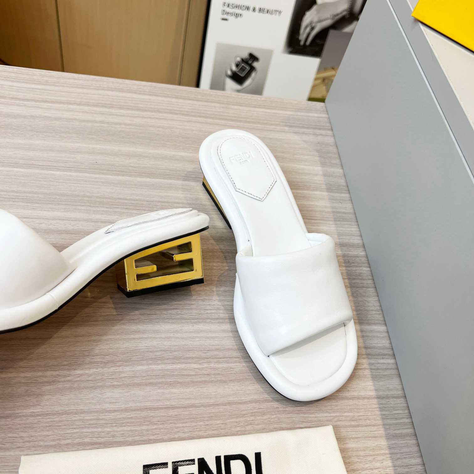 Fendi Baguette Pantoletten aus weißem Nappaleder - EUR FASHION