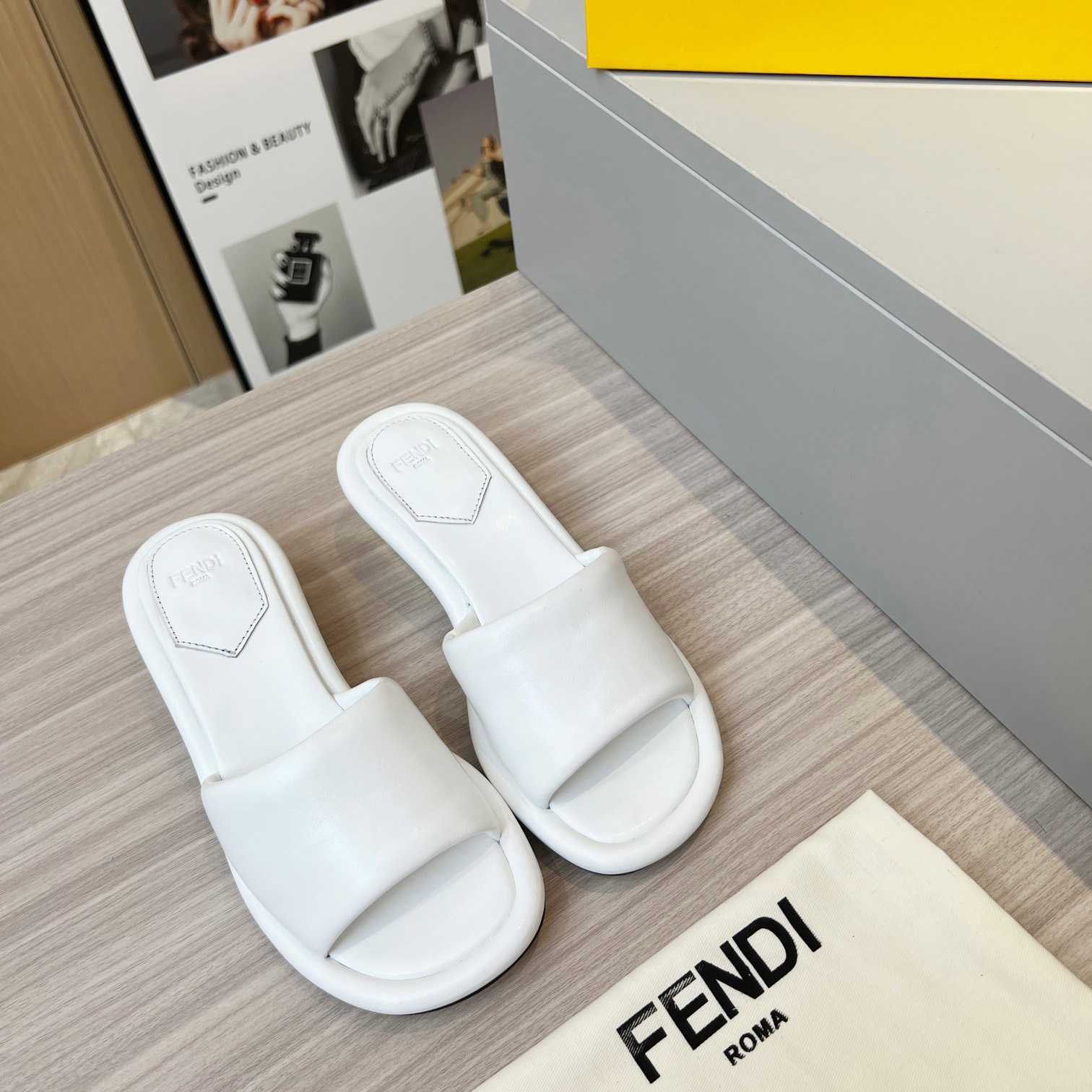 Fendi Baguette Pantoletten aus weißem Nappaleder - EUR FASHION