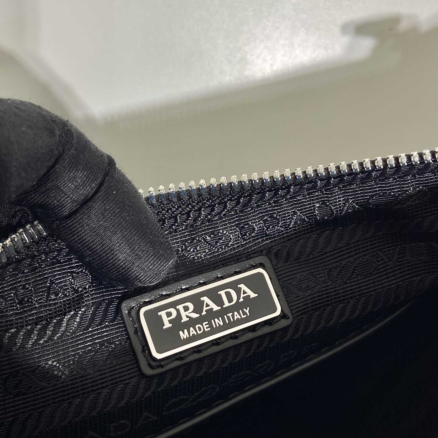 Prada Dreiecksledertasche - EUR FASHION