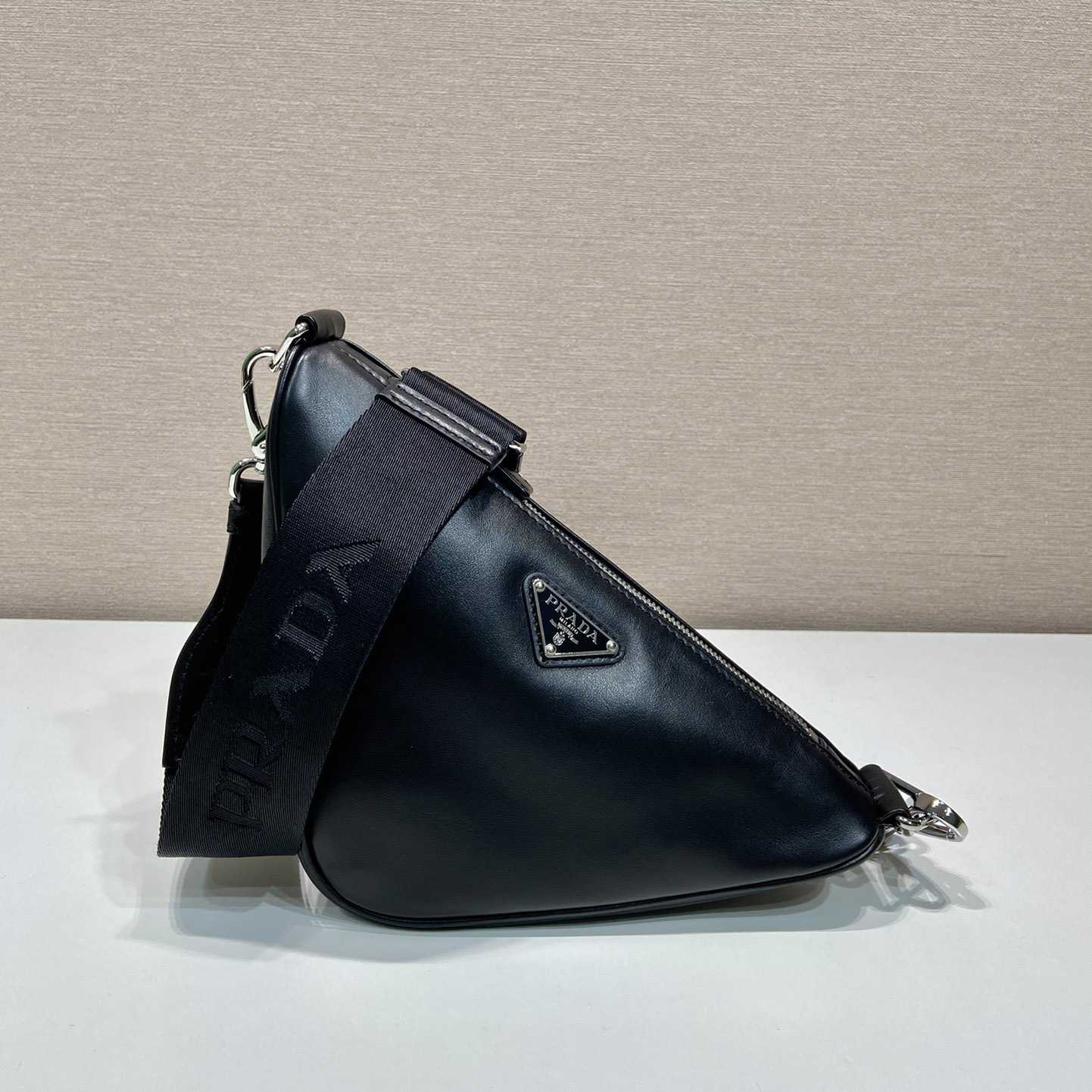 Prada Dreiecksledertasche - EUR FASHION