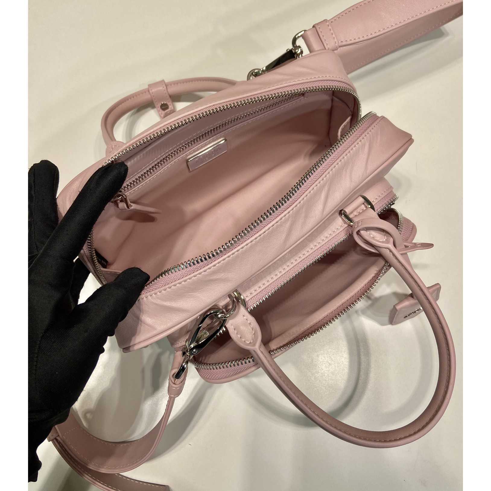 Prada-Tasche aus antikem Nappaleder mit mehreren Taschen und Henkel - EUR FASHION