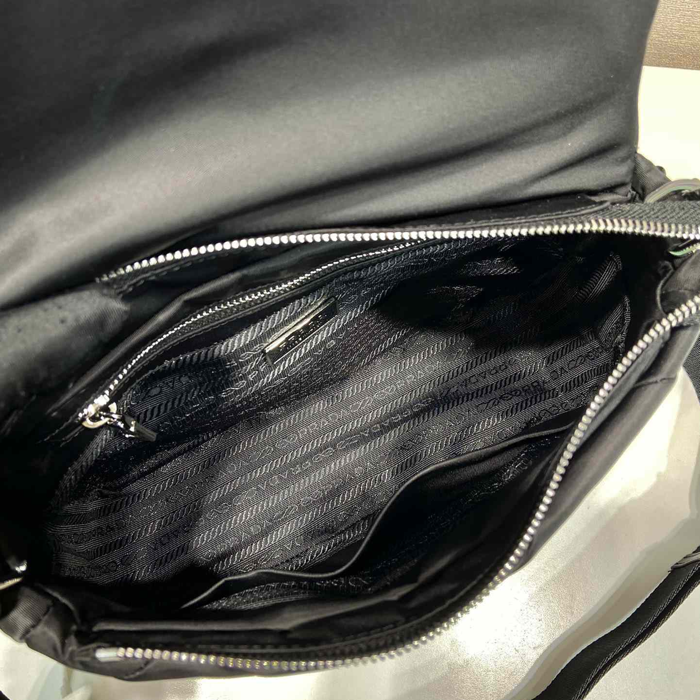 Gepolsterte Umhängetasche aus Re-Nylon von Prada - EUR FASHION