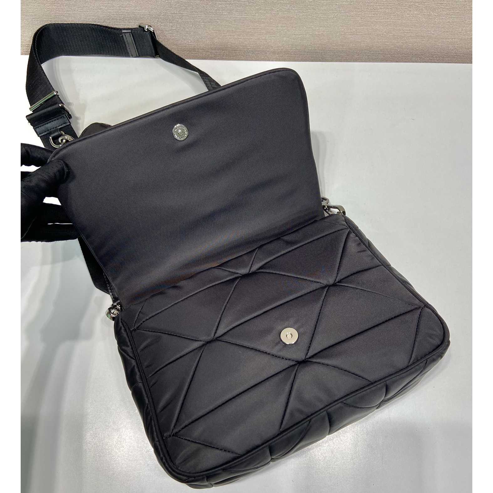 Gepolsterte Umhängetasche aus Re-Nylon von Prada - EUR FASHION