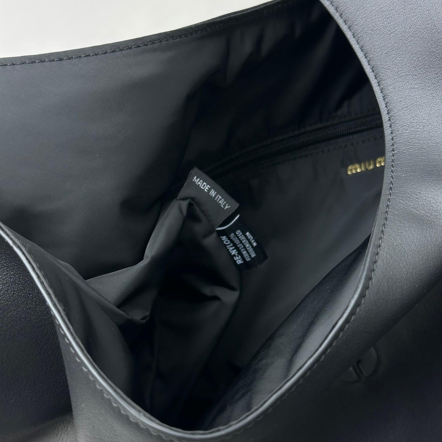 Miu Miu Hobo-Tasche aus Leder - EUR FASHION