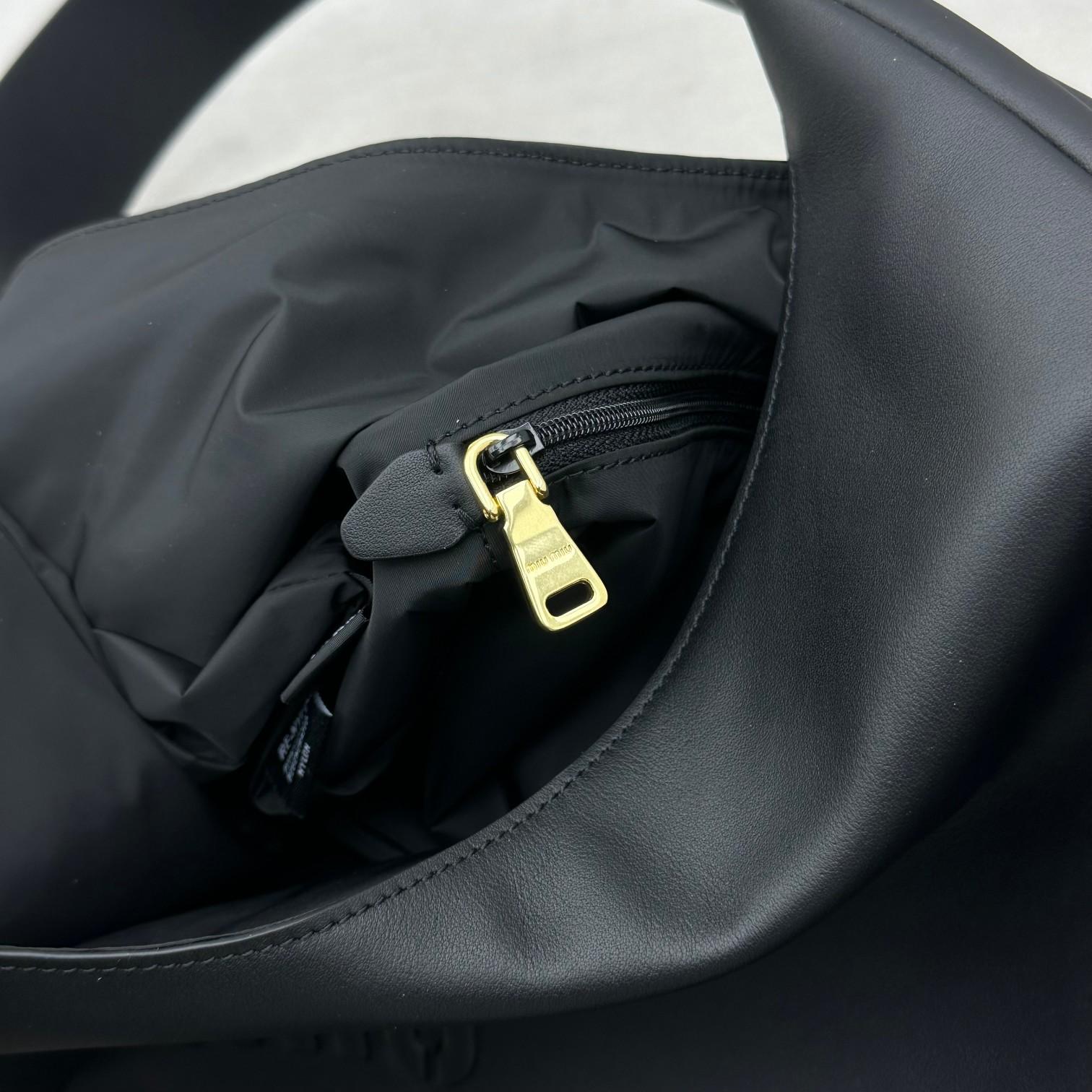 Miu Miu Hobo-Tasche aus Leder - EUR FASHION