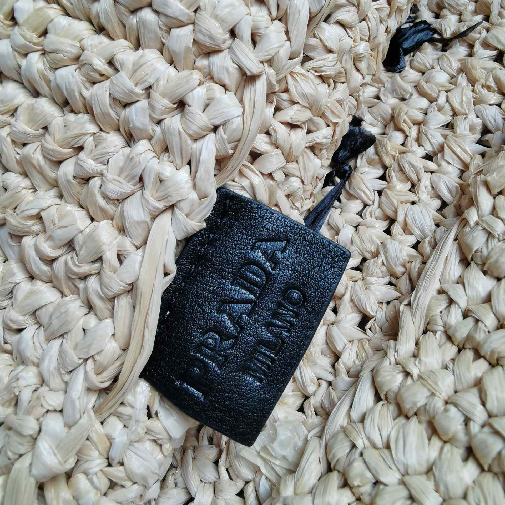 Kleine Prada-Einkaufstasche aus Raffiabast - EUR FASHION