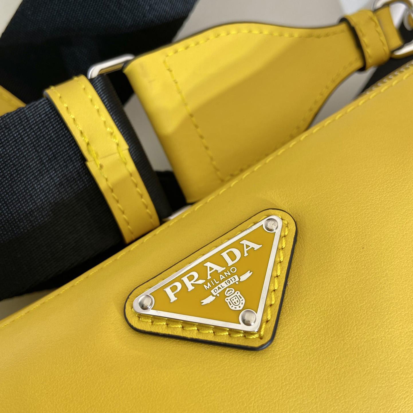 Prada Dreiecksledertasche - EUR FASHION