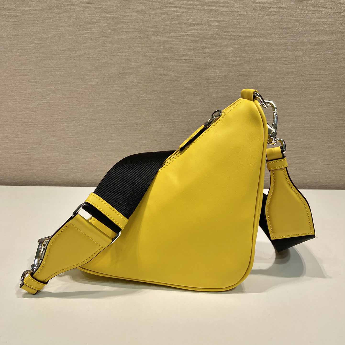 Prada Dreiecksledertasche - EUR FASHION