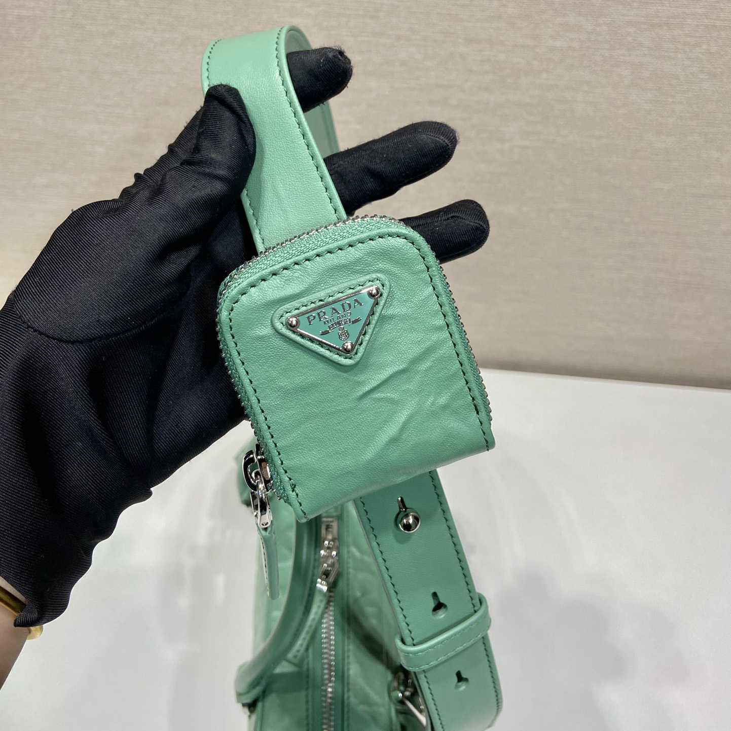 Prada-Tasche aus antikem Nappaleder mit mehreren Taschen und Henkel - EUR FASHION