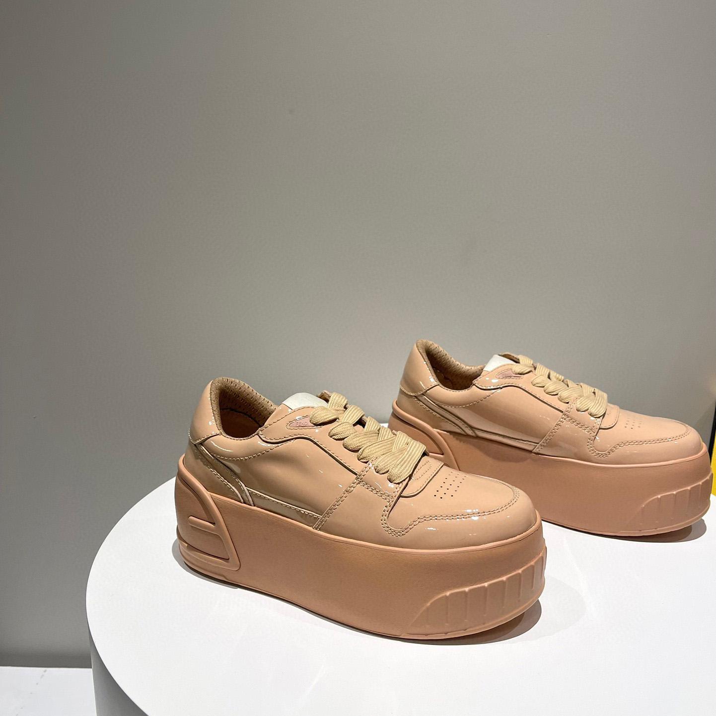 Low-Top-Sneaker aus beigem Leder von Fendi Fashion Show - EUR FASHION