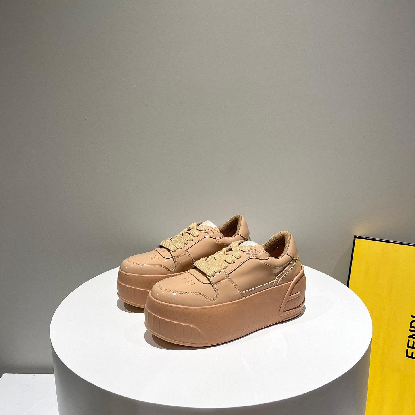 Low-Top-Sneaker aus beigem Leder von Fendi Fashion Show - EUR FASHION