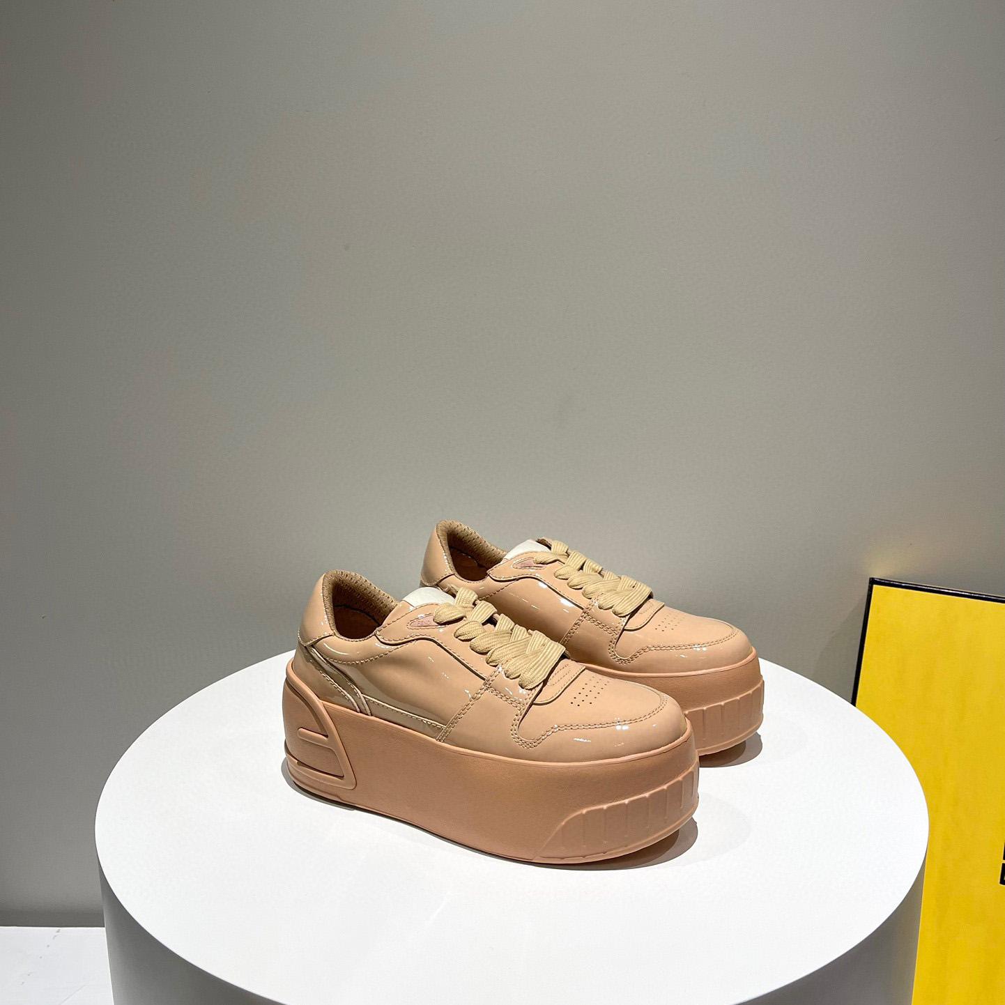 Low-Top-Sneaker aus beigem Leder von Fendi Fashion Show - EUR FASHION