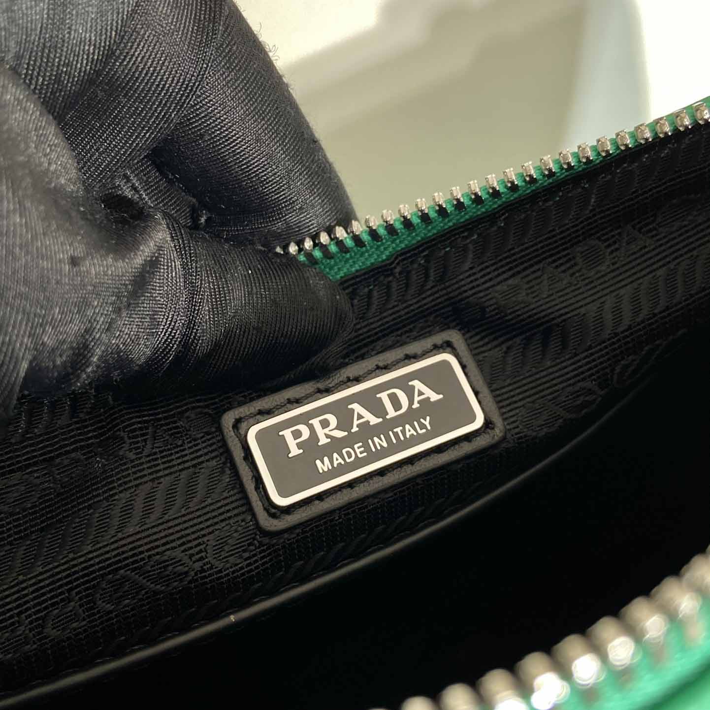 Prada Dreiecksledertasche - EUR FASHION