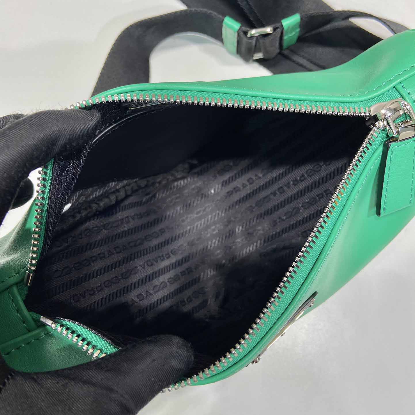 Prada Dreiecksledertasche - EUR FASHION