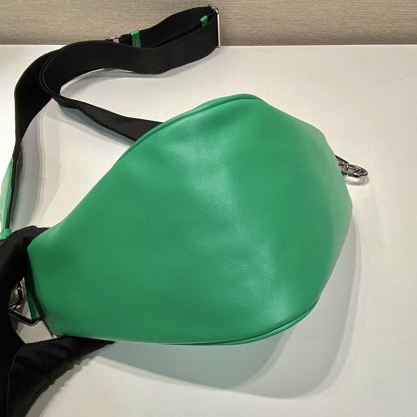 Prada Dreiecksledertasche - EUR FASHION
