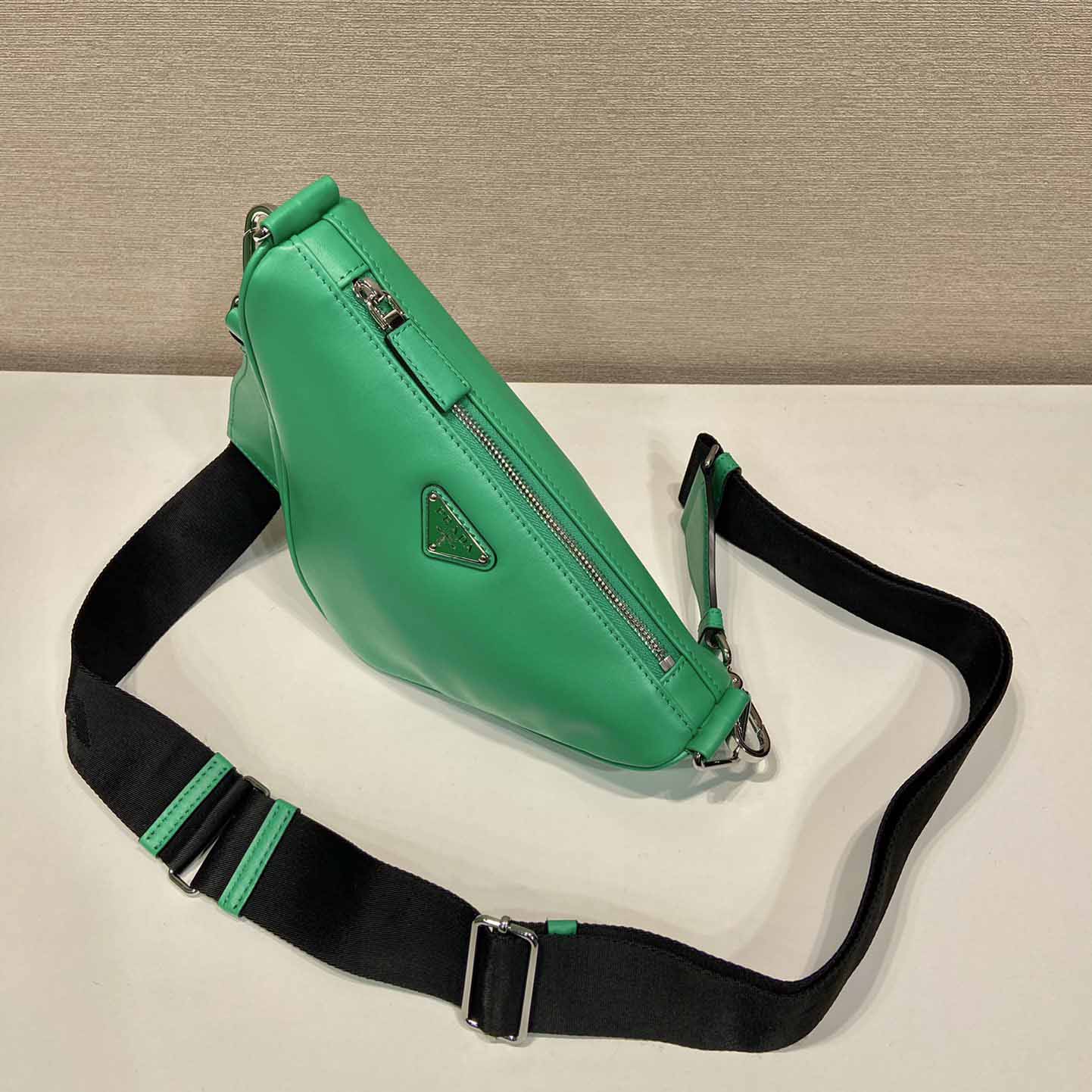 Prada Dreiecksledertasche - EUR FASHION