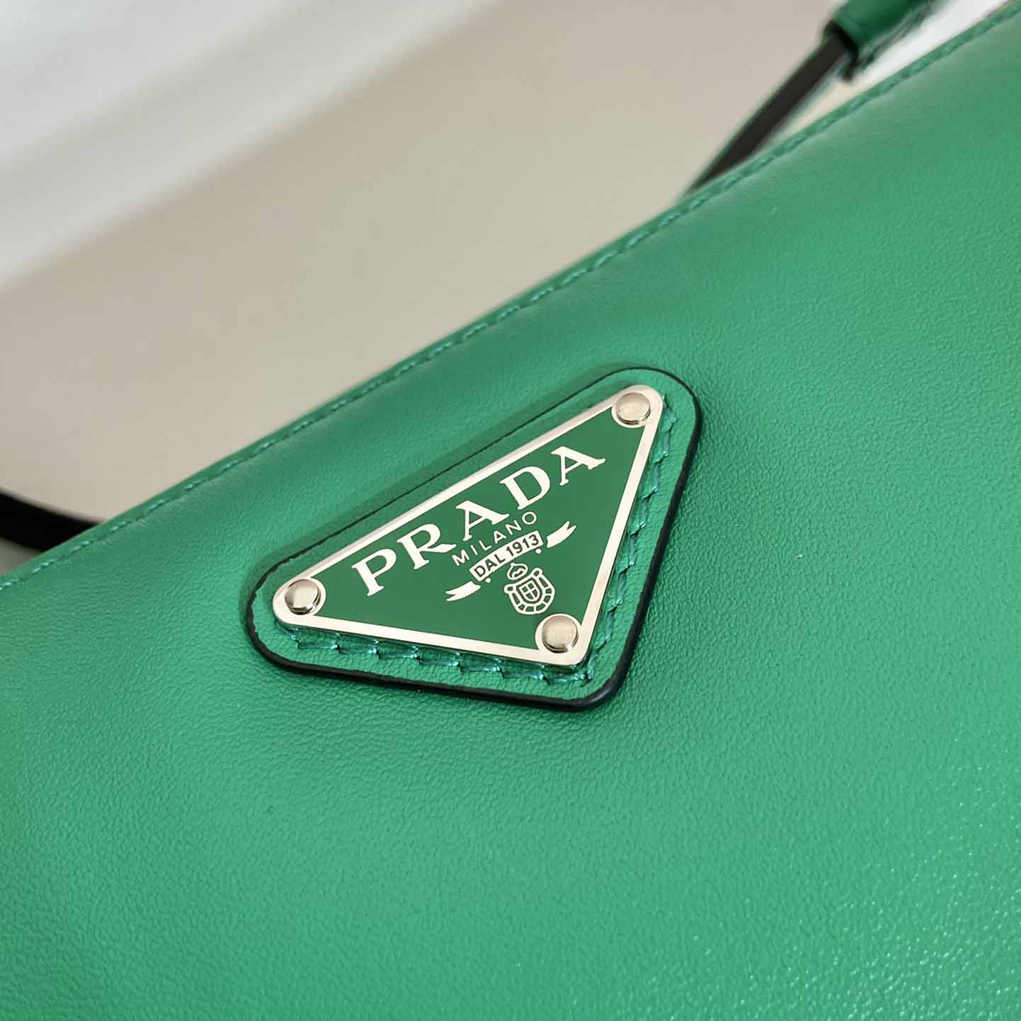 Prada Dreiecksledertasche - EUR FASHION