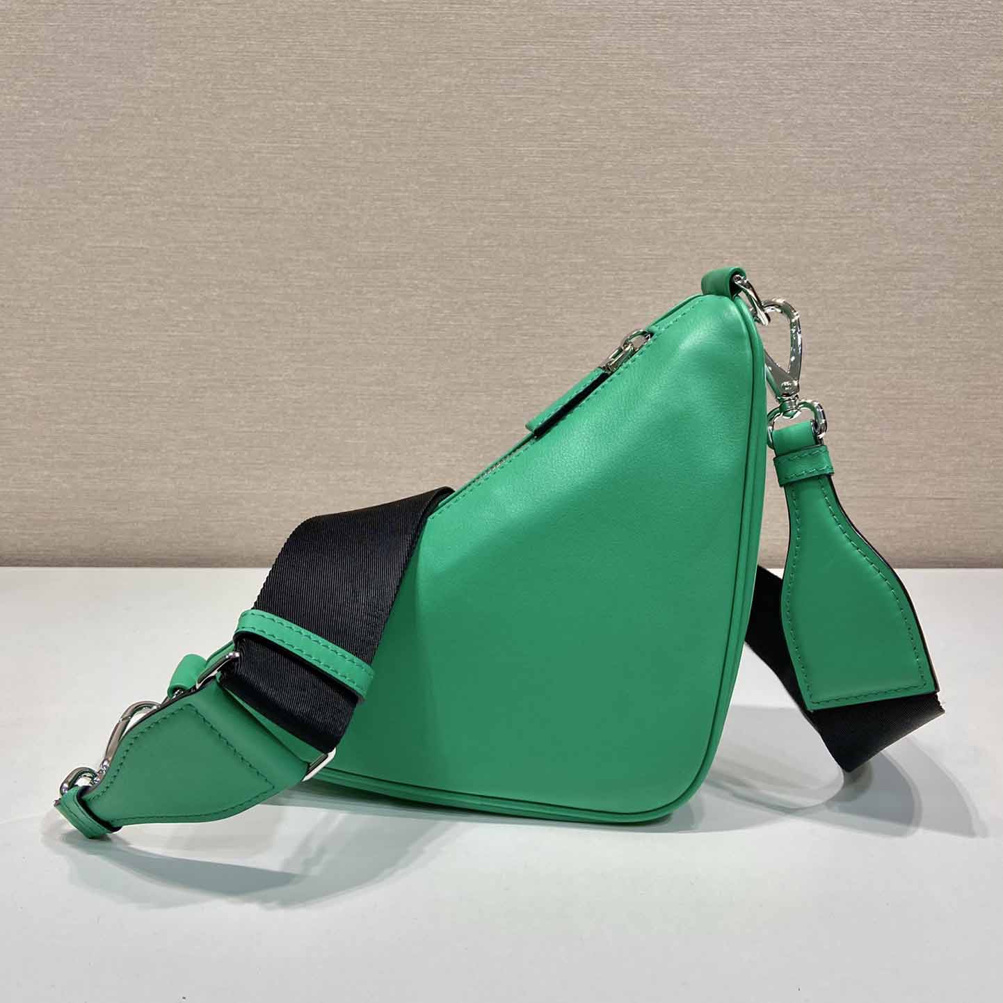 Prada Dreiecksledertasche - EUR FASHION