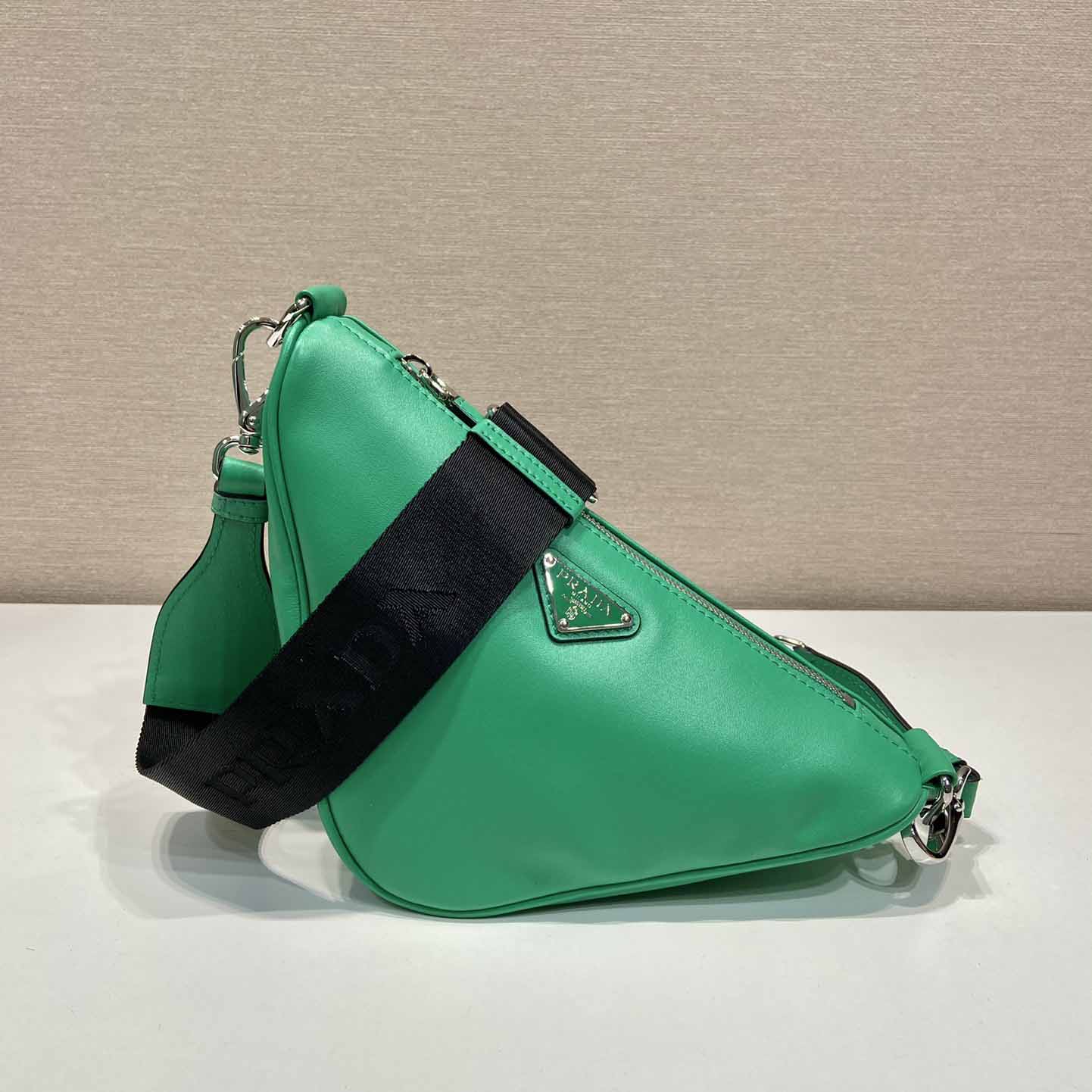 Prada Dreiecksledertasche - EUR FASHION