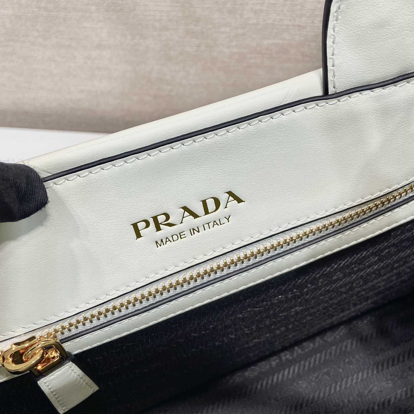 Prada – Kleine Ledertasche „Prada Symbole“ mit Steppnähten - EUR FASHION