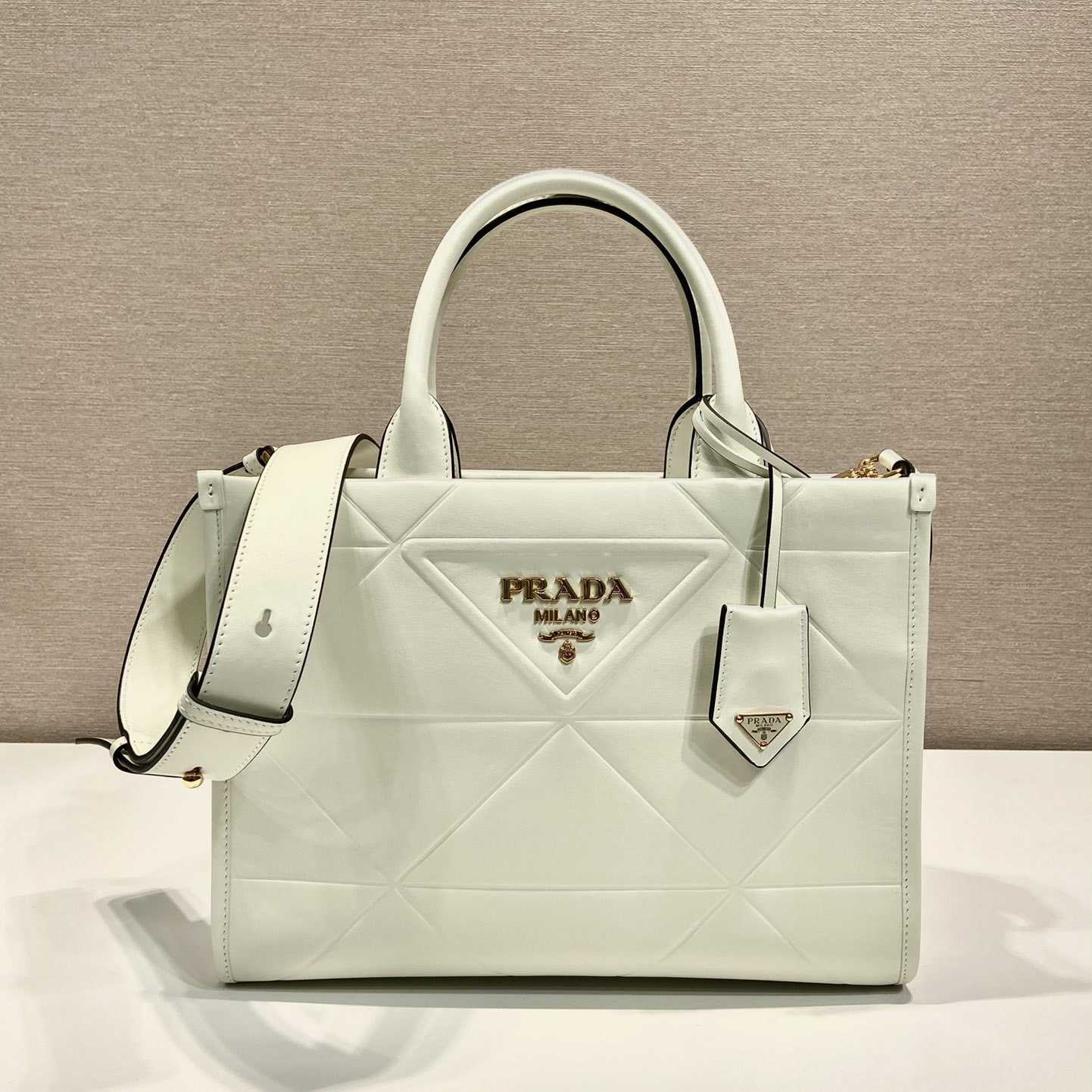 Prada – Kleine Ledertasche „Prada Symbole“ mit Steppnähten - EUR FASHION