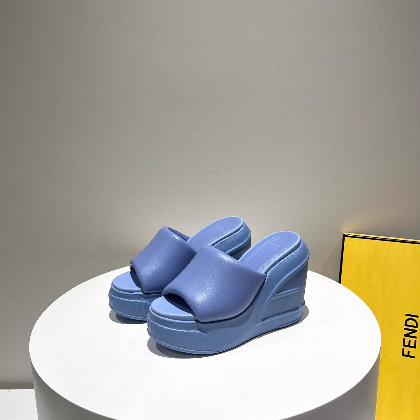 Blaue Pantoletten aus Nappaleder von Fendi Fashion Show - EUR FASHION