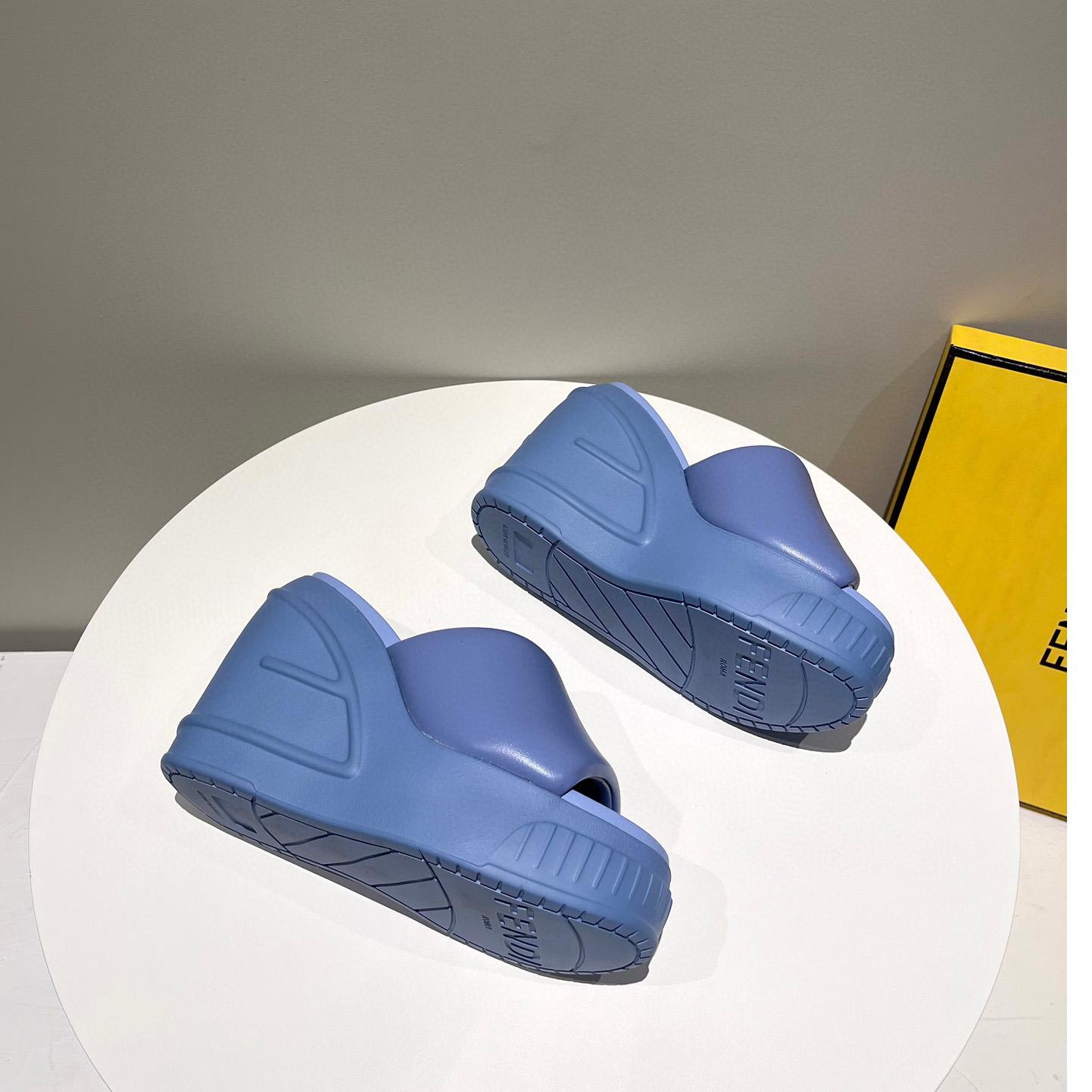 Blaue Pantoletten aus Nappaleder von Fendi Fashion Show - EUR FASHION