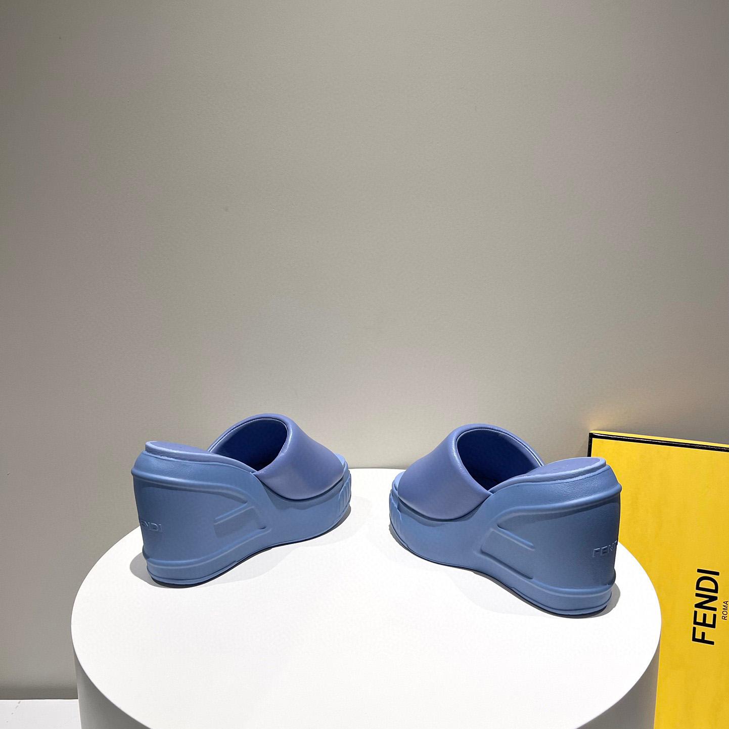 Blaue Pantoletten aus Nappaleder von Fendi Fashion Show - EUR FASHION