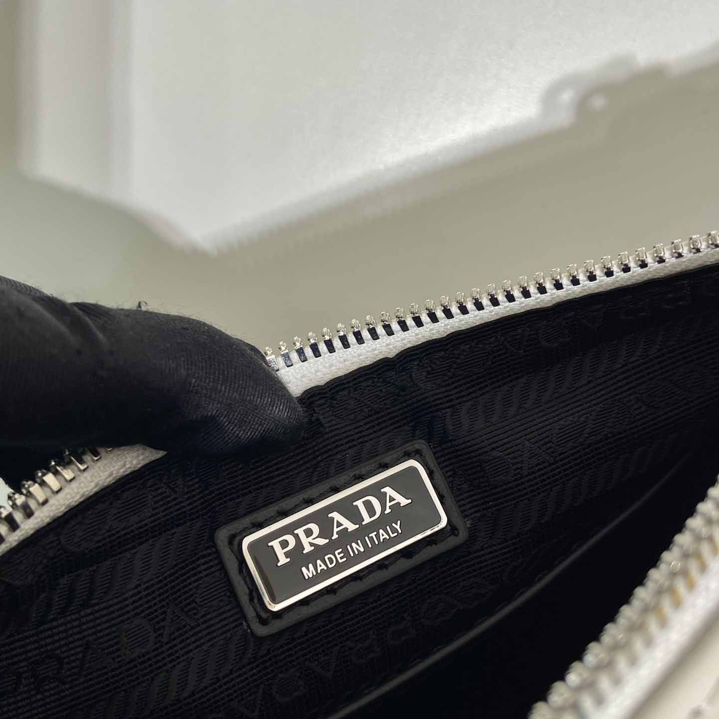 Prada Dreiecksledertasche - EUR FASHION